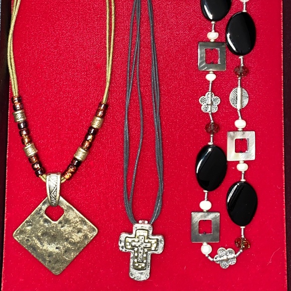 Metal Necklace Suite - Picture 1 of 2